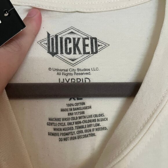 Wicked Glinda Ariana Grande Size XL Hot Topic Graphic Tee - Picture 5 of 5